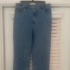 Abercrombie & Fitch “The 90s Straight Ultra High Rise”